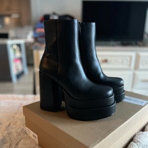 BNIB Black Steve Madden ‘Cobra’ Boot